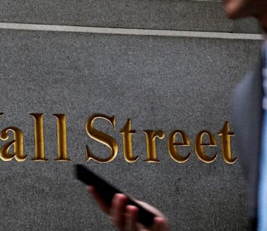 Tech stock shakeout clouds market ahead of economic data deluge