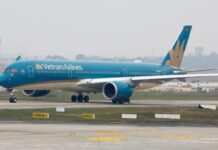 Vietnam airlines signs deal with Boeing for 50 737-8 jets