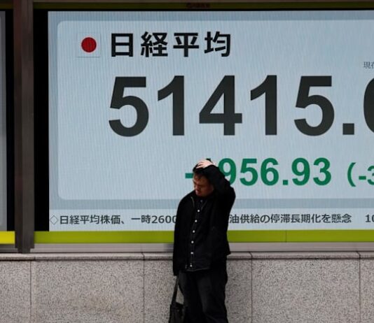 Asian stocks pare losses as oil prices dip, Wall Street futures rise