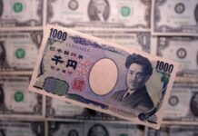 Euro and yen strengthens, dollar eases as central banks hold rates