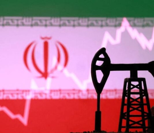 Oil falls as US may intervene in futures market, issues waiver for Russian purchases