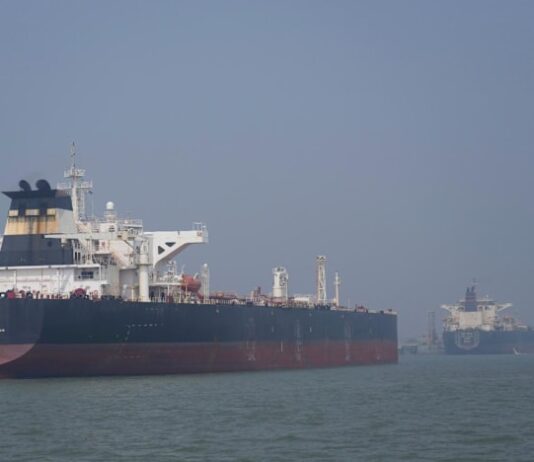 Oil price stays above US$100, Asia stocks fall