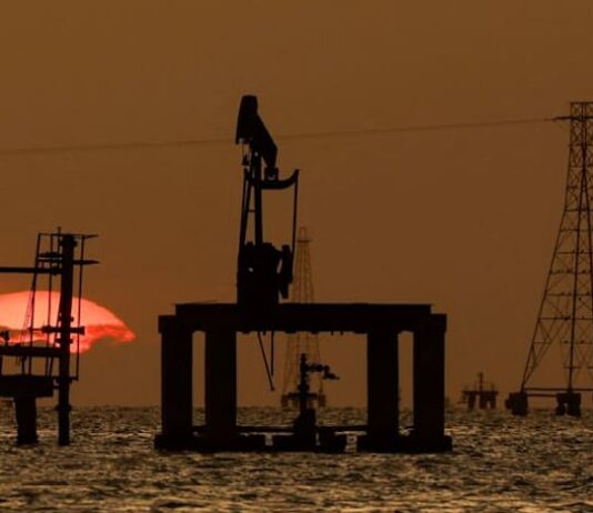 Oil price up nearly 2% in early Asian trade