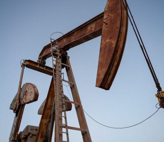 Oil prices drop on prospect of Middle East ceasefire easing supply disruption