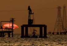 Oil rises over $1 as Iran crisis disrupts Middle East supply