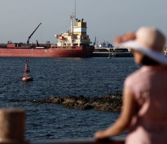 Oil sinks over 5% as Trump predicts Middle East de-escalation