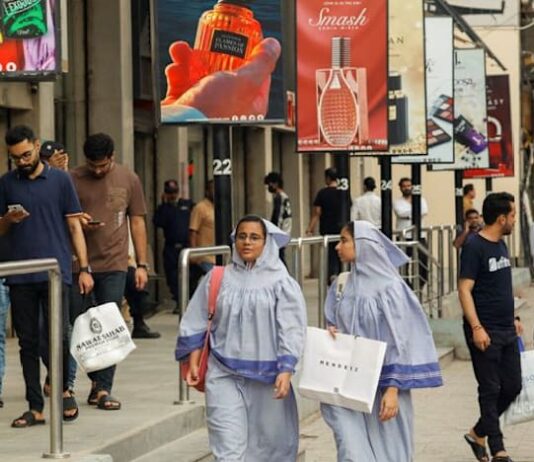 Pakistan cenbank holds rate at 10.5% as oil risks cloud inflation outlook