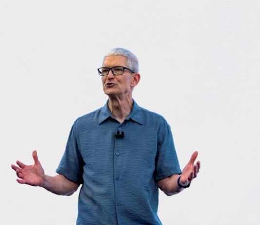 Apple CEO Cook is lauded by investors as he prepares for new role