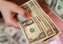 Dollar steady as US blocks Iranian ships, talks continue