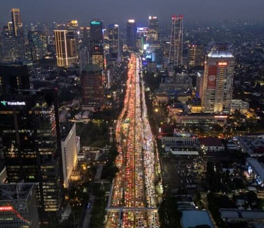 Fitch says no immediate downgrade if Indonesia’s deficit tops 3% due to Iran war impact