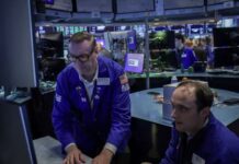 Oil prices rise with eyes on UAE, AI concerns weigh on stocks