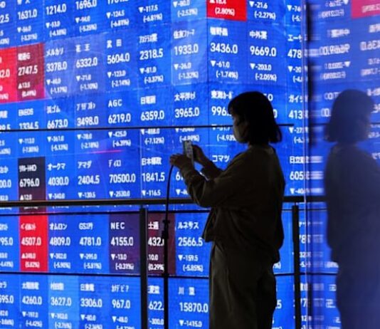 Oil rises, stocks dip with Iran, earnings and Fed in focus