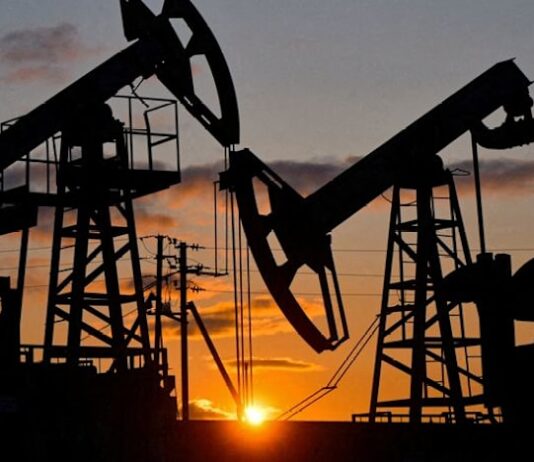 Oil slips as market digests UAE exit from OPEC, supply concerns linger
