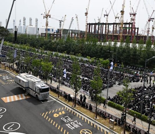 Samsung workers protest over huge pay gap with SK Hynix, threaten long strike