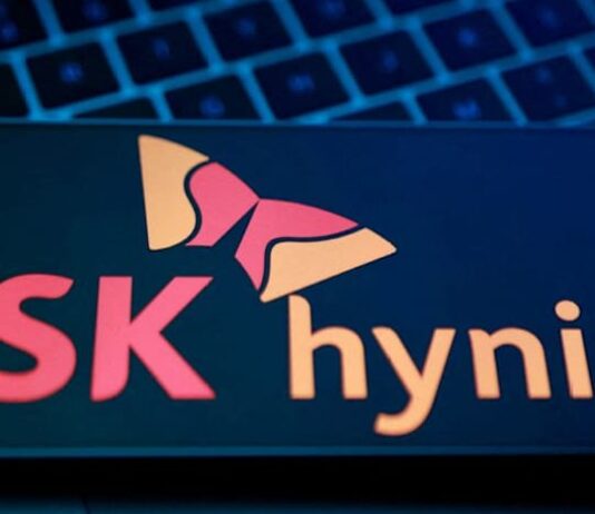 SK Hynix shares rally 7% to a record high, beating Samsung’s 2.5% gain
