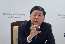 South Korea fin minister, central bank chief to seek balanced mix of fiscal, monetary policies