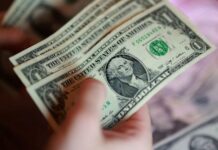 Dollar climbs for fifth straight day as Fed rate hike bets grow