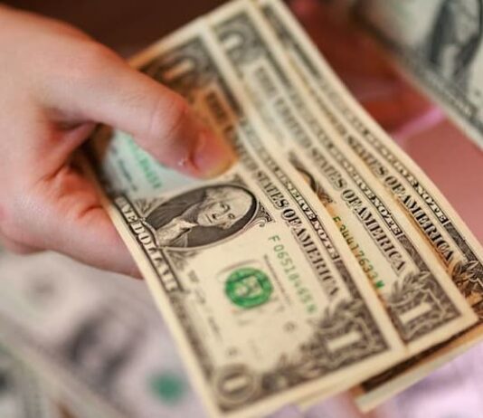 Dollar eases as US-Iran deal hopes grow, yen drifts