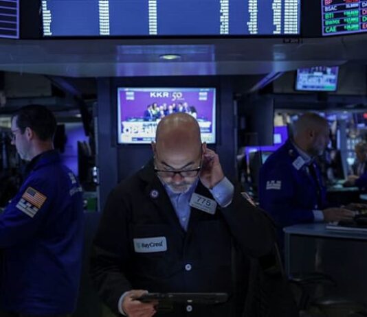 Global markets tread water as yen moves dominate currency trading