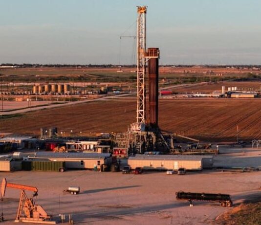 Oil climbs but markets shrug off US-Iran deadlock