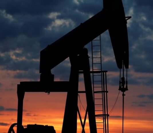Oil settles higher as hopes of peace in the Middle East dwindle