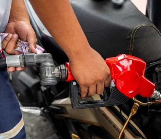 Oil tumbles nearly 7% as US and Iran seen moving closer to deal