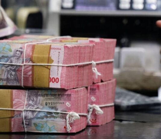 Why is the Indonesian rupiah falling, and could confidence be cracking?