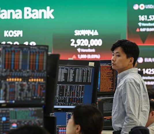 Asian stocks fluctuate after Wall Street sell-off, crude holds losses on peace talks