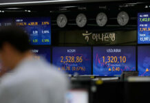 Asian stocks track Wall Street tech bounce, oil eases on Middle East hope