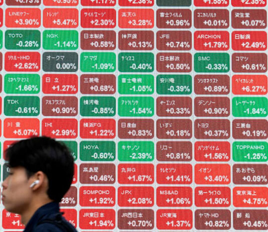 Asian stocks unable to track Wall St higher, yen holds at 40-year low