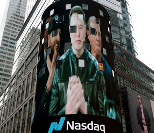 Chip stocks plunge, but bargain-hunters stem losses in other tech names