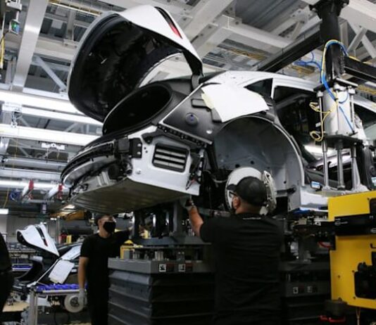 EV maker Lucid to cut about 18% of US workforce, COO Winterhoff exits