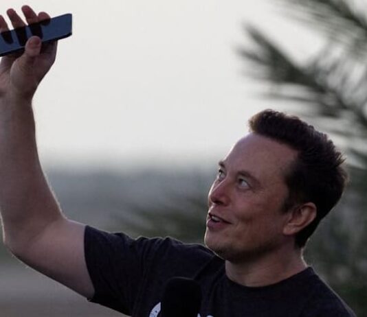 How Musk’s tactics left investors clamoring for SpaceX stock and ignoring risks