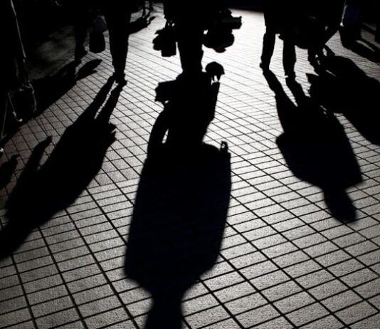 Japan’s real wages extend gains, consumer spending decline slows in April