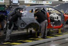 Nissan to offer early retirement to some Japan admin staff, Nikkei says