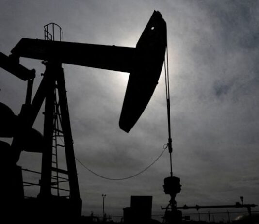 Oil falls as supply starts moving through Strait of Hormuz