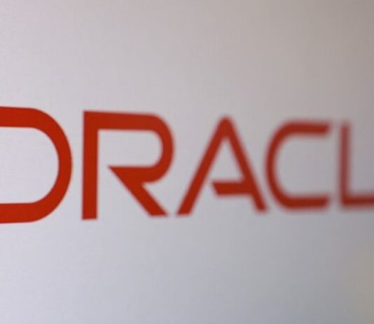 Oracle beats fourth-quarter revenue estimates