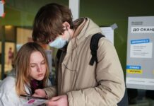 Poland to ban phones in schools, restrict access to pornography