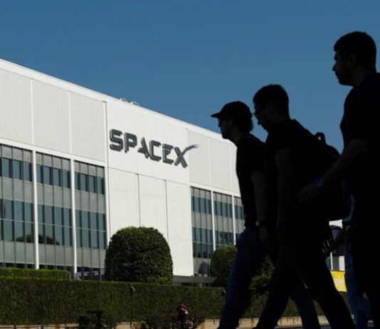 SpaceX launches debt sale to raise capital, reports $100.8 billion in cash