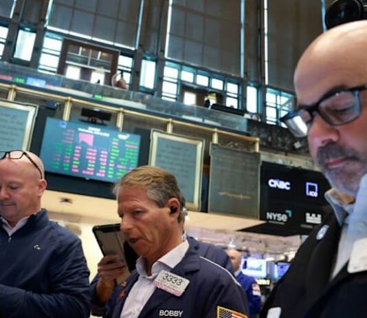 Trading Day: War clouds and tech wobbles