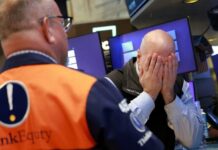 US tech shares resume sell-off while oil prices retreat