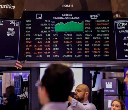 World stocks edge lower as tech selloff drags markets