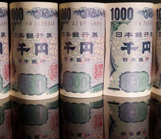 Yen hits key 160 level for third session, dollar buoyed by Gulf woes