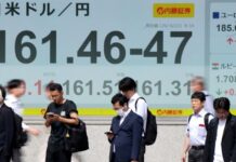 Yen hovers near 40-year low against dollar