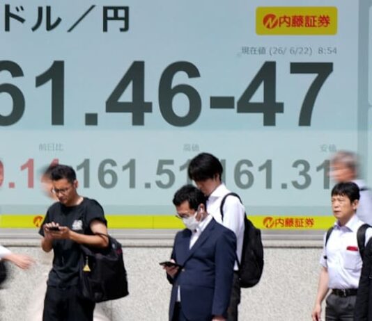 Yen hovers near 40-year low against dollar
