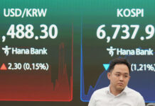 Asia stocks up as chip stocks recover, oil eases