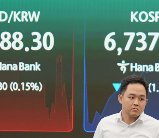 Asia stocks up as chip stocks recover, oil eases