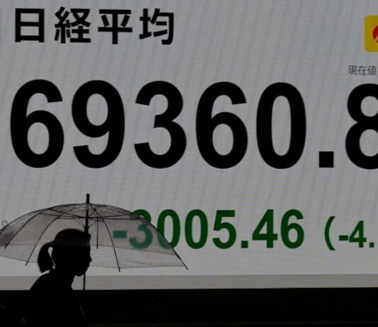 Asian shares fall as chipmakers drag; US jobs data looms