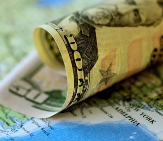Dollar eases as oil prices fall on pause in Middle East conflict