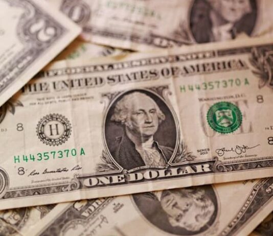 Dollar wavers as markets grapple with Gulf tensions